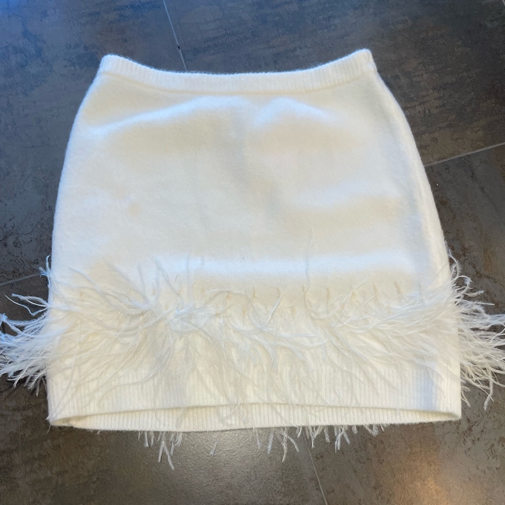 Fun ivory very soft cinq a sept skirt with feathers! XS NWT!
